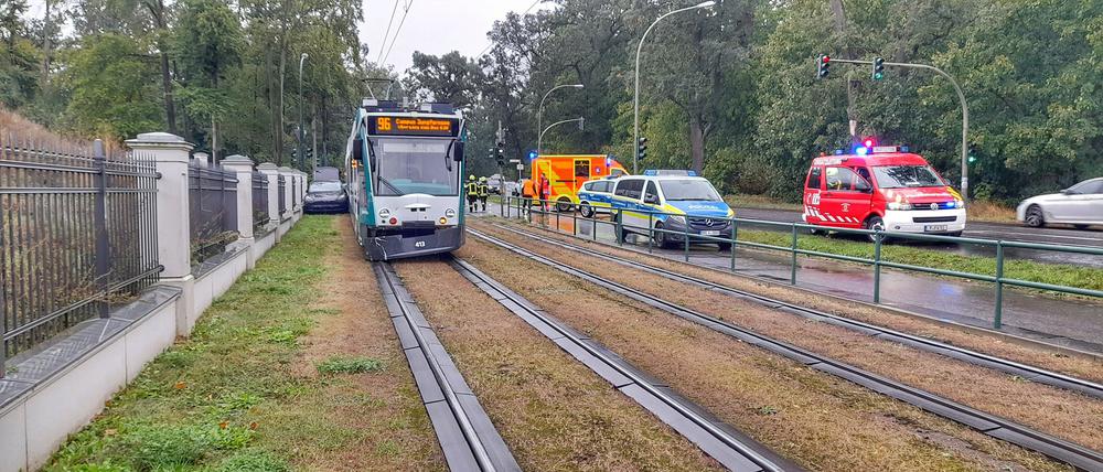 Der Tesla wurde zwischen der Tram und einer Mauer eingequetscht.