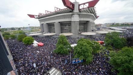 Das Champions-League-Finale 2027 sollte ursprünglich im Mailänder San-Siro-Stadion ausgetragen werden. 