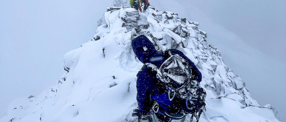 Rettungsspezialisten bei einem Einsatz, um zwei nur mit Turnschuhen und Baumwollhose ausgestattete Vietnamesen vom Matterhorn zu retten.