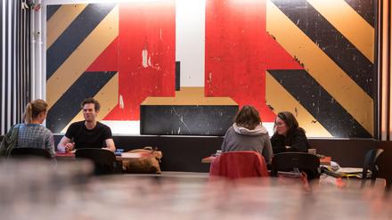Die Wandbilder hängen in der Kantine des Berliner Ensembles. 