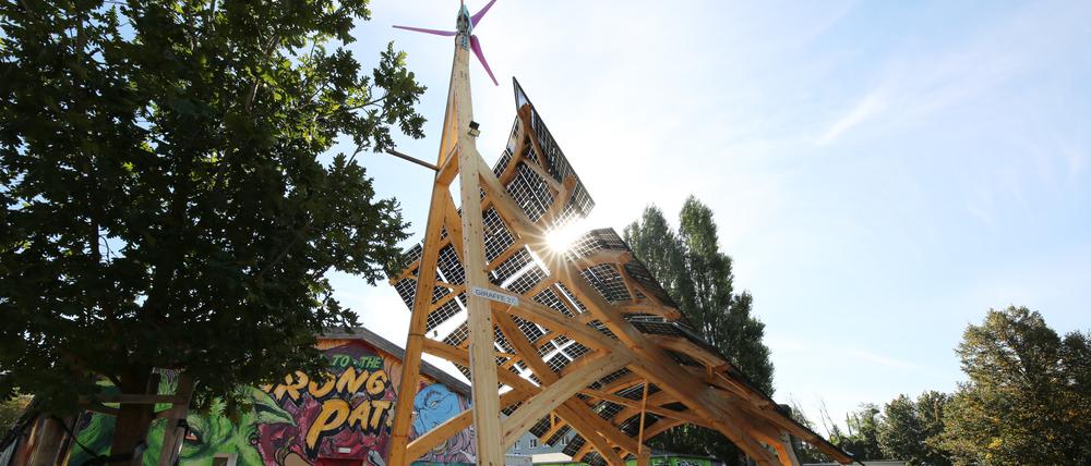 Die Solaranlage namens „Giraffe“ soll das Freiland unabhängiger von fossilen Energien machen, weitere Solarpaneele auf Dächern sollen folgen.