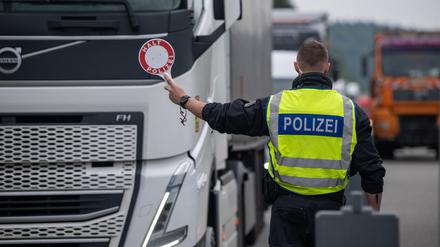 Polizisten halten kontrollieren Fahrzeuge auf der A64 bei Trier zu Beginn der Grenzkontrollen an allen deutschen Landesgrenzen (Symbolbild).