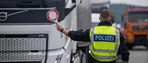 Polizisten halten kontrollieren Fahrzeuge auf der A64 bei Trier zu Beginn der Grenzkontrollen an allen deutschen Landesgrenzen (Symbolbild).