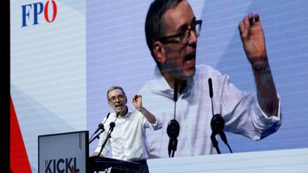 Der Spitzenkandidat der Freiheitlichen Partei Österreichs (FPÖ), Herbert Kickl, hält eine Rede beim Wahlkampfauftakt in Graz. 