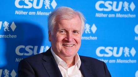 Horst Seehofer, ehemaliger bayerischer Ministerpräsident, lacht bei einer Wahlkampfveranstaltung der CSU zur Europawahl (Archivbild).