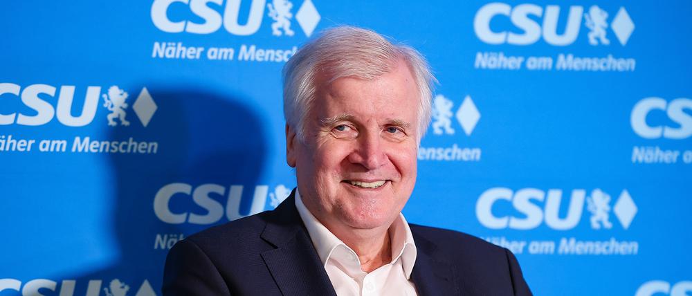 Horst Seehofer, ehemaliger bayerischer Ministerpräsident, lacht bei einer Wahlkampfveranstaltung der CSU zur Europawahl (Archivbild).