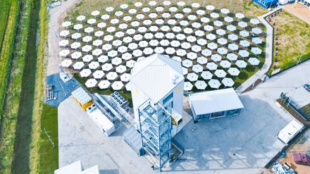 Große Spiegelfelder konzentrieren das Sonnenlicht auf einen Solarturm, in dem bei 1200 Grad nachhaltiger Sprit aus Wasserdampf und Kohlendioxid hergestellt wird.