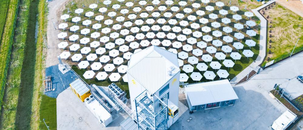 Große Spiegelfelder konzentrieren das Sonnenlicht auf einen Solarturm, in dem bei 1200 Grad nachhaltiger Sprit aus Wasserdampf und Kohlendioxid hergestellt wird.