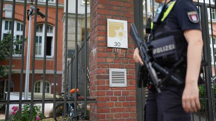Schutzbedürftig. Polizei patrouilliert vor einer jüdischen Einrichtung in Hamburg.