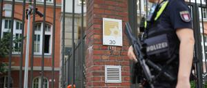Schutzbedürftig. Polizei patrouilliert vor einer jüdischen Einrichtung in Hamburg.