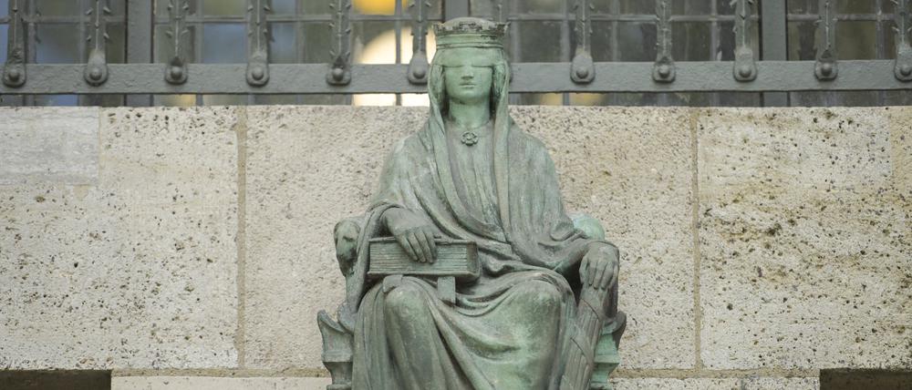 Figur der Justitia am Landgericht II am Standort Tegeler Weg.