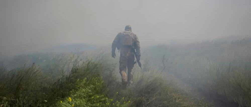 Ein ukrainischer Soldat an der Front in der Gegend um Donezk.