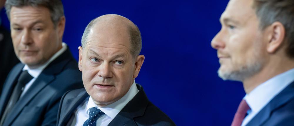 Eine Koalition, ein Kurs? Mindestens in der Wirtschaftspolitik schielen Robert Habeck, Olaf Scholz und Christian Lindner (v.l.n.r.) mit ihren jeweiligen Solonummern mehr auf ihre Parteien als auf das Land.