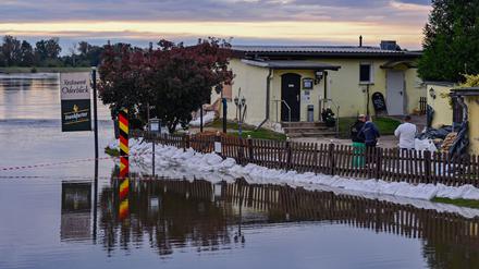 Das Wasser steht in Lebus direkt vor einem Restaurant, das mit Sandsäcken geschützt wird. 