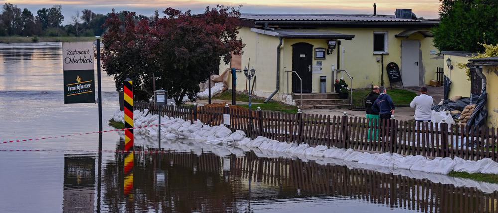 Das Wasser steht in Lebus direkt vor einem Restaurant, das mit Sandsäcken geschützt wird.