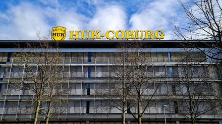 Die HUK-Coburg erwartet deutlich steigende Preise bei Autoversicherungen.
