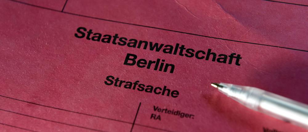 Staatsanwaltschaft klagt Mann wegen Geiselnahme und Brandstiftung an. (Symbolbild) 