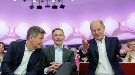 Kommt noch was? Die Koalitionsspitzen Robert Habeck (Grüne), Christian Lindner (FDP) und Olaf Scholz (SPD) brauchen mehr Wachstum.