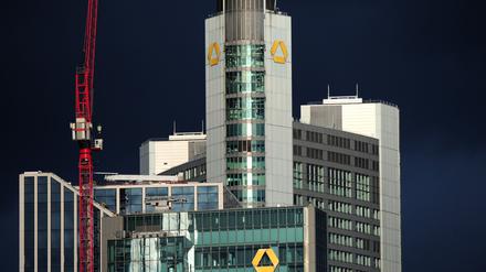 Dunkle Wolken sind in Frankfurt am Main hinter der Zentrale der Commerzbank zu sehen. 