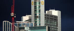 Dunkle Wolken sind in Frankfurt am Main hinter der Zentrale der Commerzbank zu sehen. 