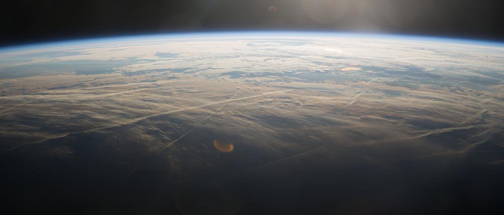 Die Atmosphäre der Erde erscheint dünn, bildet aber eine gute Isolation gegen die Kälte des Weltraums.