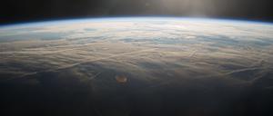 Die Atmosphäre der Erde erscheint dünn, bildet aber eine gute Isolation gegen die Kälte des Weltraums.