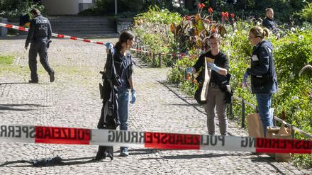 Polizistinnen sichern an einem Tatort im Alten Botanischen Garten Spuren. Die Münchner Polizei ermittelt wegen eines mutmaßlichen Tötungsdeliktes in der Münchner Innenstadt.