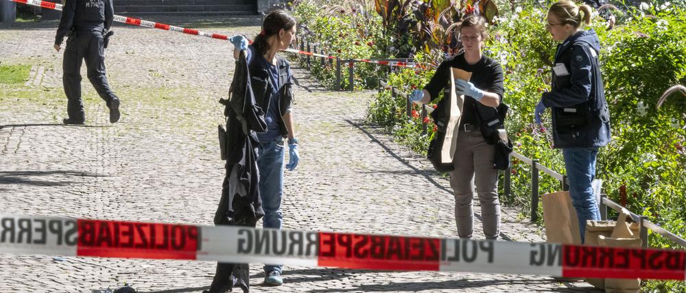 Polizistinnen sichern an einem Tatort im Alten Botanischen Garten Spuren. Die Münchner Polizei ermittelt wegen eines mutmaßlichen Tötungsdeliktes in der Münchner Innenstadt.