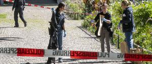 Polizistinnen sichern an einem Tatort im Alten Botanischen Garten Spuren. Die Münchner Polizei ermittelt wegen eines mutmaßlichen Tötungsdeliktes in der Münchner Innenstadt.