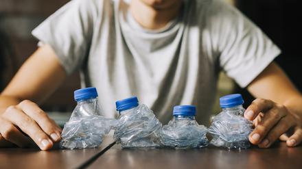 Nur nicht aufregen: Auch nach der neuen EU-Verordnung für Plastikdeckel geht das Leben weiter.