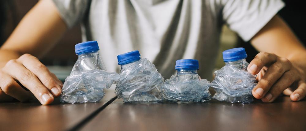Nur nicht aufregen: Auch nach der neuen EU-Verordnung für Plastikdeckel geht das Leben weiter.