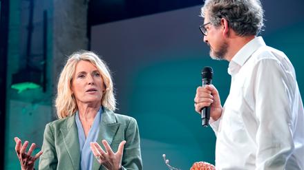 Berlin, Maria Furtwängler und Dr. Eckart von Hirschhausen live auf der Bühne am Tag 2 der Zukunftswoche der dm-drogerie markt GmbH + Co. KG im Berliner Kraftwerk zum Thema Ökologische Zukunftsfähigkeit. Dr. Eckart von Hirschhausen hat am zweiten Tag die Moderation auf dem Podium übernommen. dm ist eine deutsche Drogeriemarktkette mit Sitz in Karlsruhe und feiert in diesem Jahr ihr 50. Jubiläum. Mehr als 71.600 Mitarbeiterinnen und Mitarbeiter in über 3.900 dm-Märkten bilden europaweit die Wirtschaftsgemeinschaft dm.