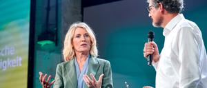 Berlin, Maria Furtwängler und Dr. Eckart von Hirschhausen live auf der Bühne am Tag 2 der Zukunftswoche der dm-drogerie markt GmbH + Co. KG im Berliner Kraftwerk zum Thema Ökologische Zukunftsfähigkeit. Dr. Eckart von Hirschhausen hat am zweiten Tag die Moderation auf dem Podium übernommen. dm ist eine deutsche Drogeriemarktkette mit Sitz in Karlsruhe und feiert in diesem Jahr ihr 50. Jubiläum. Mehr als 71.600 Mitarbeiterinnen und Mitarbeiter in über 3.900 dm-Märkten bilden europaweit die Wirtschaftsgemeinschaft dm.