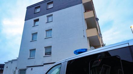 Ein Streifenwagen der Polizei steht vor einem Mehrfamilienhaus in Solingen. Unbekannte haben in Solingen durch die Wohnungstür eines Mehrfamilienhauses geschossen. Niemand sei verletzt worden, teilten Polizei und Staatsanwaltschaft mit. 