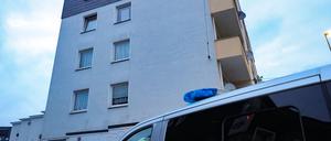 Ein Streifenwagen der Polizei steht vor einem Mehrfamilienhaus in Solingen. Unbekannte haben in Solingen durch die Wohnungstür eines Mehrfamilienhauses geschossen. Niemand sei verletzt worden, teilten Polizei und Staatsanwaltschaft mit.