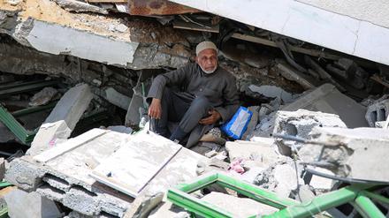 Ein Mann sitzt in Gaza-Stadt inmitten der Ruinen eines zerstörten Gebäudes. 