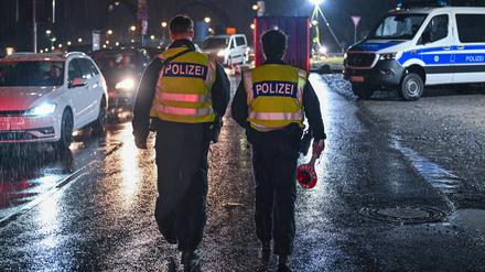 Zwei Bundespolizisten gehen am deutsch-polnischen Grenzübergang Stadtbrücke in Frankfurt (Oder) entlang und überwachen den Einreiseverkehr nach Deutschland.