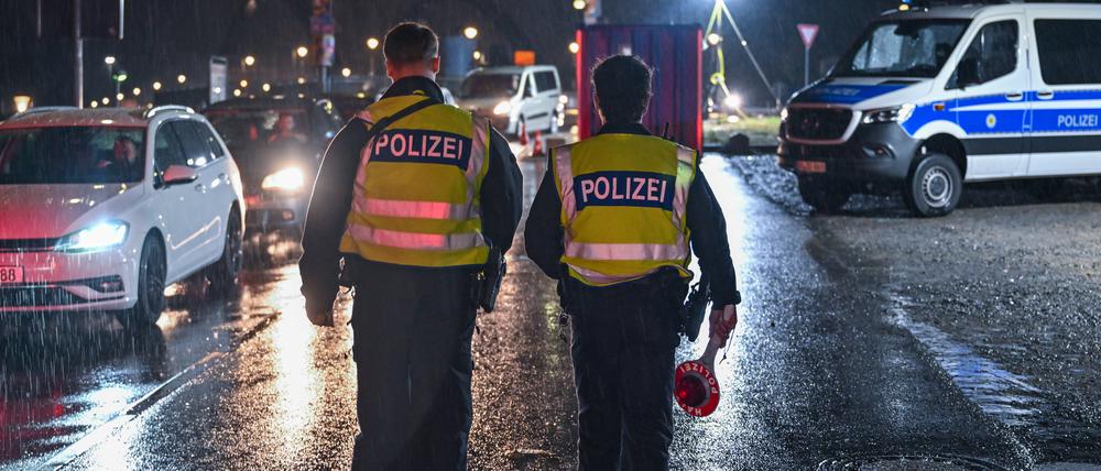 Zwei Bundespolizisten gehen am deutsch-polnischen Grenzübergang Stadtbrücke in Frankfurt (Oder) entlang und überwachen den Einreiseverkehr nach Deutschland.