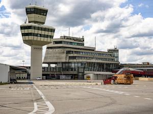 Der Terminal und Kontrollturm vom ehemaligen Flughafen Tegel TXL in Berlin am 19. Mai 2023.