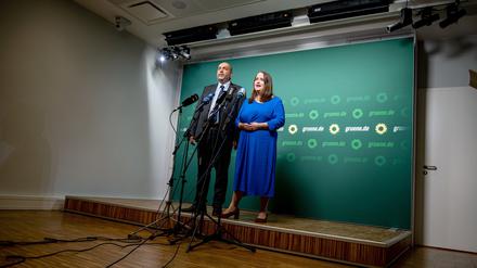Grünen-Parteivorsitzende Ricarda Lang (r.) und Omid Nouripour sprechen bei einer Pressekonferenz in der Bundesgeschäftsstelle Bündnis 90/Die Grünen. 