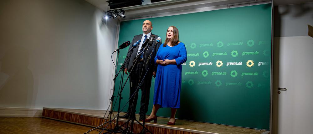 Grünen-Parteivorsitzende Ricarda Lang (r.) und Omid Nouripour sprechen bei einer Pressekonferenz in der Bundesgeschäftsstelle Bündnis 90/Die Grünen.