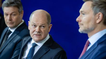 Robert Habeck (l-r, Bündnis 90/Die Grünen), Bundesminister für Wirtschaft und Klimaschutz, Bundeskanzler Olaf Scholz (SPD) und Christian Lindner (FDP), Bundesminister der Finanzen.