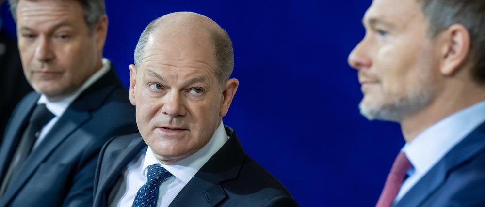 Robert Habeck (l-r, Bündnis 90/Die Grünen), Bundesminister für Wirtschaft und Klimaschutz, Bundeskanzler Olaf Scholz (SPD) und Christian Lindner (FDP), Bundesminister der Finanzen.