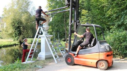 Nach zehn Jahren wurde die restaurierte Mamorvase im Park Sanssouci in Potsdam wieder aufgestellt.