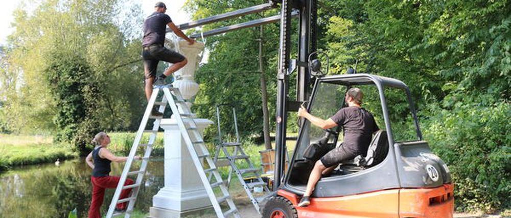 Nach zehn Jahren wurde die restaurierte Mamorvase im Park Sanssouci in Potsdam wieder aufgestellt.