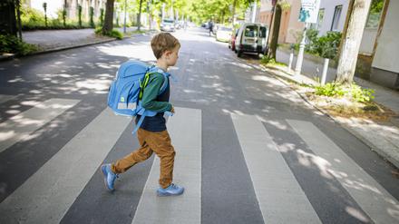 Ein Sechsjähriger auf dem Weg zu seiner Grundschule in Berlin.