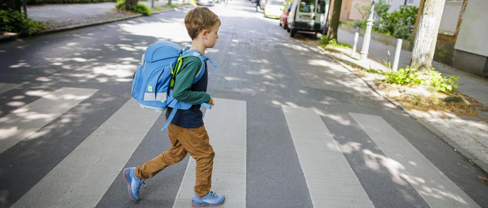 Ein Sechsjähriger auf dem Weg zu seiner Grundschule in Berlin.