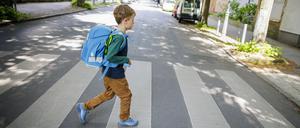 Ein Sechsjähriger auf dem Weg zu seiner Grundschule in Berlin.