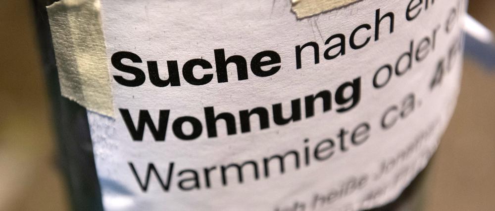 „Suche Wohnung“ steht auf dem Zettel an einer Laterne.