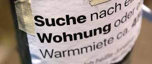„Suche Wohnung“ steht auf dem Zettel an einer Laterne.